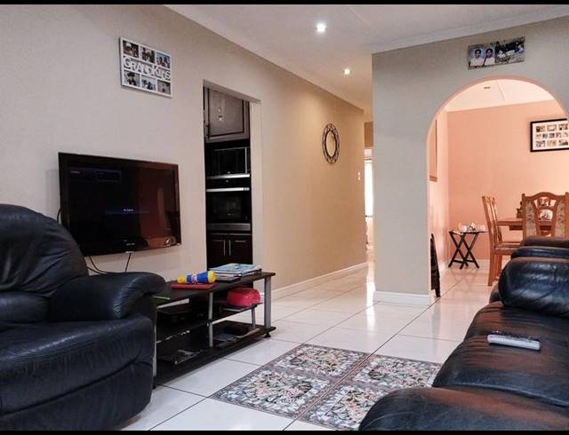 5 BEDROOM HOUSE FOR SALE IN AVOCA